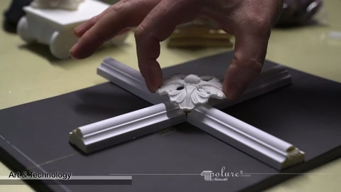 Beyaz çiçek motifi, gri çıtaların merkezine dikkatlice oturtuluyor