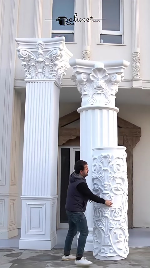 Kabartmalı sütun ayağı yivli gövdenin çevresine yerleştiriliyor