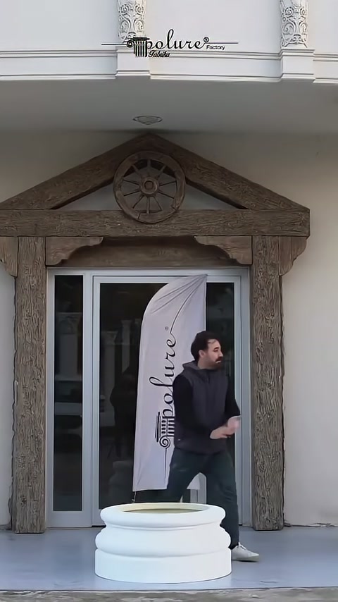 Yivli sütun gövdesi dış cephede yuvarlak kaideye oturtuluyor