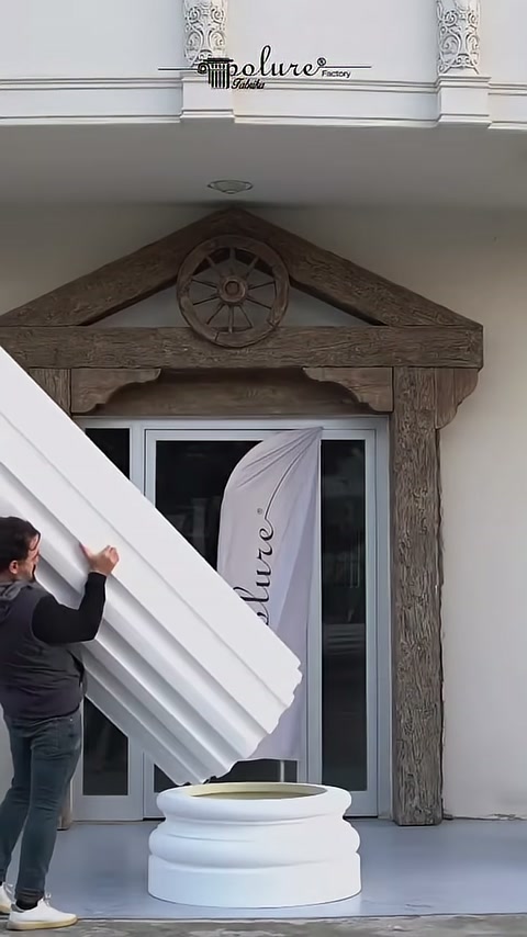 Usta uzun kanallı gövde parçasını kaide üzerine yönlendiriyor