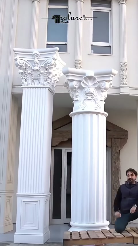 Üç dekoratif sütun farklı gövde ve başlıklarla sıralanıyor