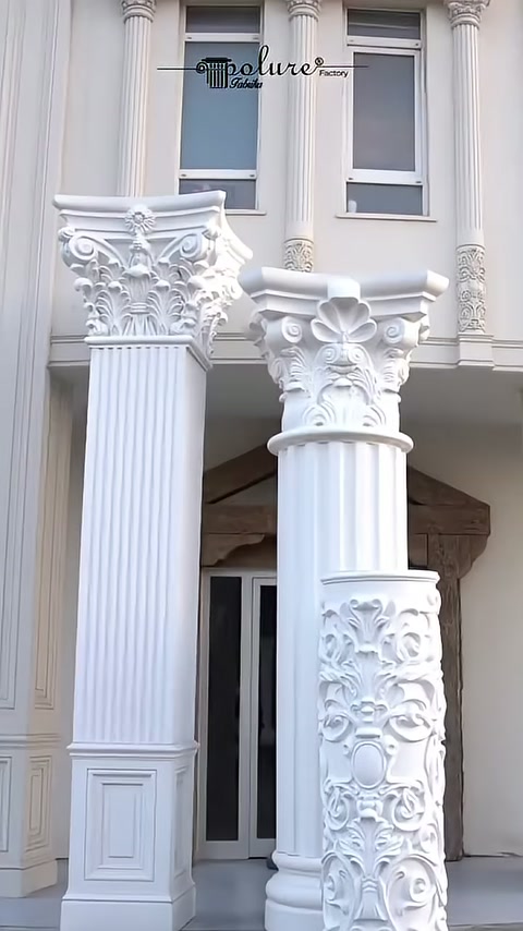 Kabartmalı ayak parçası yivli sütunun alt bölümünü çevreliyor