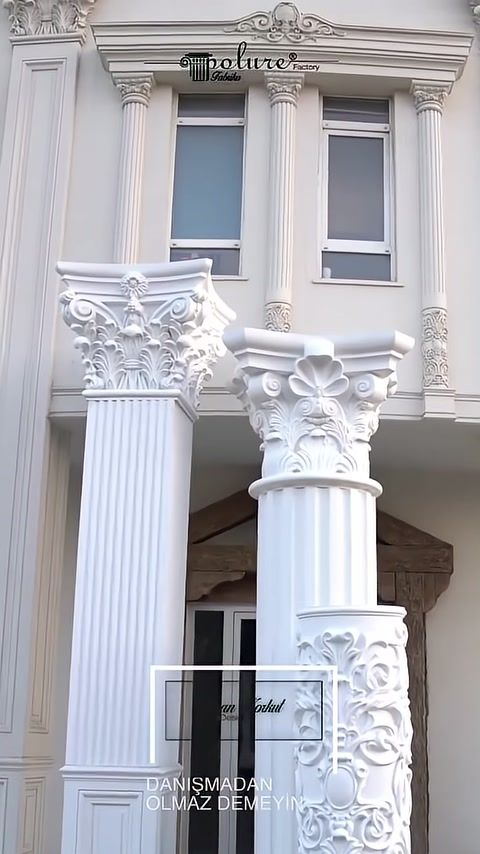 Desenli ayaklı iki Korint sütun cephe önünde sergileniyor