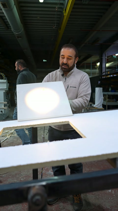 Kare armatür tezgâh kenarında dik dururken merkez ışığı açık kalıyor.