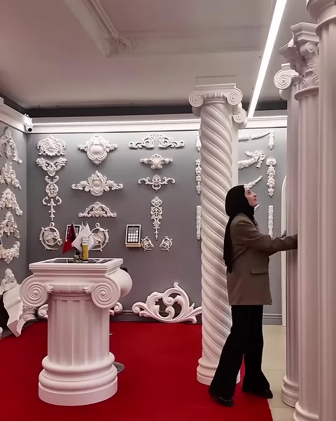 İyonik başlıklı ince yivli sütun ve kaidesi sergileniyor