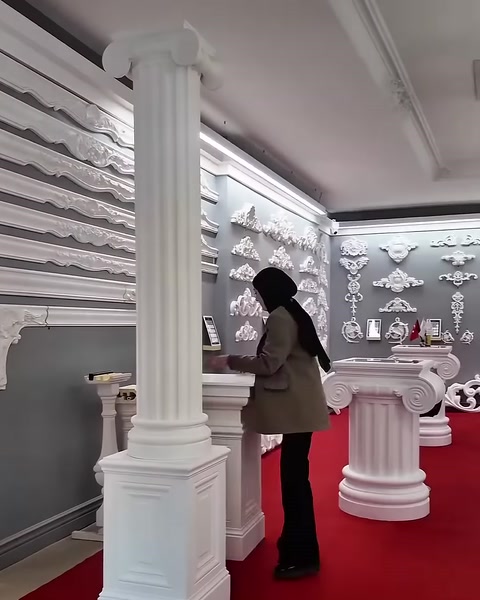 Kare kaideli yivli sütun showroom duvarı önünde tanıtılıyor