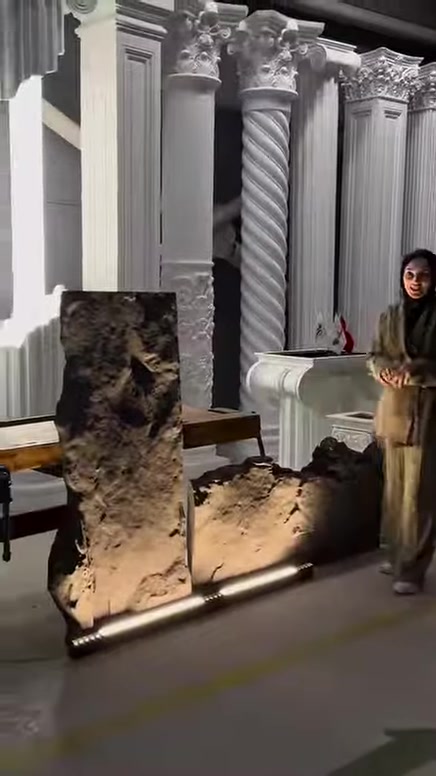 Kaya panellerinin dekoratif sütunlarla birlikte showroom görünümü