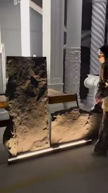 Uzun panel ile zemindeki yatay kaya parçası birlikte sunuluyor