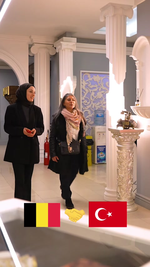 Showroomda sütun, pilaster, kemer ve süsleme kombinasyonları sergileniyor
