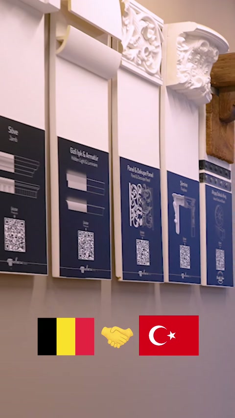 Showroom duvarında pilaster, sütun başlığı ve panel örnekleri tanıtılıyor.