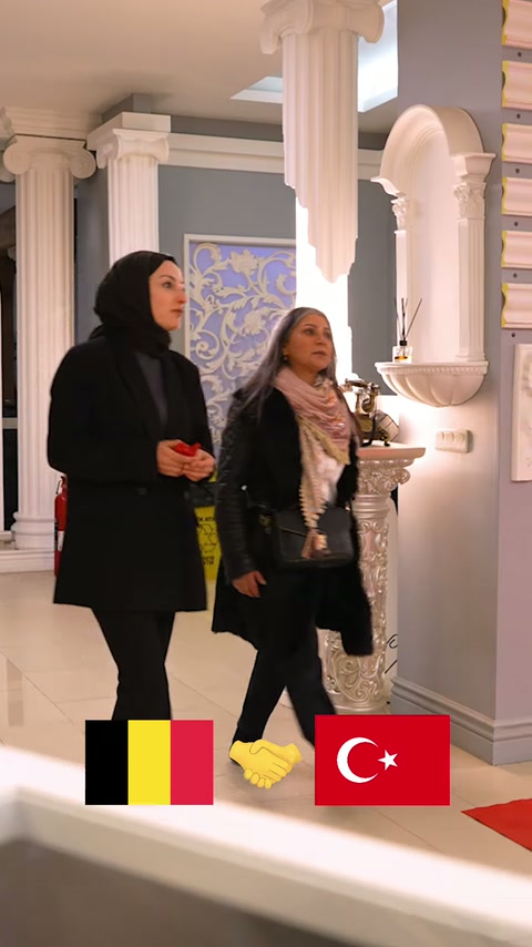 Showroomda iki kişi klasik sütun ve dekoratif kaideleri inceliyor.