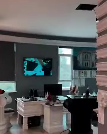 Kartonpiyer ve duvar süslemeleriyle düzenlenmiş showroom iç mekânı