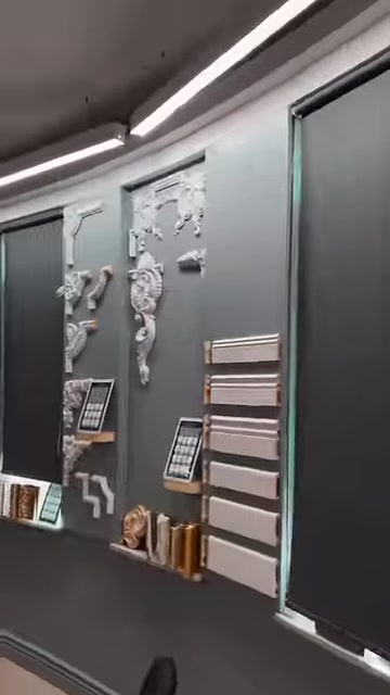Kartonpiyer profilleri ile dekoratif duvar süsleri showroom panosunda görülüyor