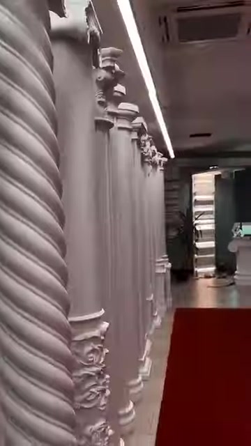 Dekoratif sütunlarla çevrelenen showroom koridorunda tavan profilleri görülüyor