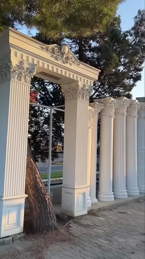 Korint başlıklı sütunlar, klasik üst süslemeyle birlikte sergileniyor