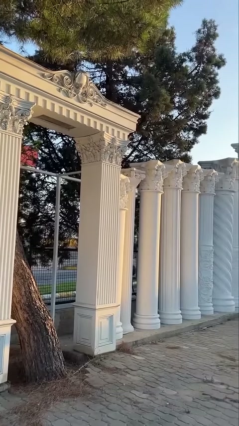 Yivli ve burgu desenli sütun gövdeleri açık hava teşhirinde sıralanıyor