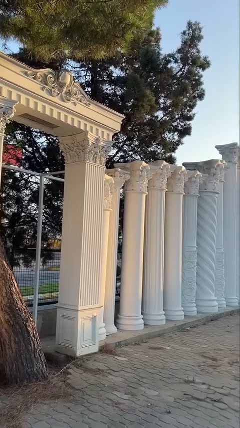 Klasik başlıklı sütun takımı, süslü kiriş altında bütün hâlde görülüyor