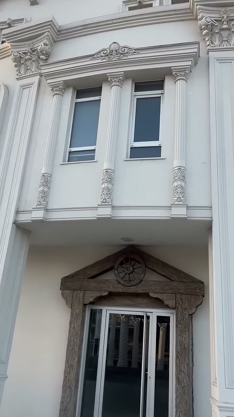 Dekoratif sütunçeler, kat silmesi üzerinde pencere aralarına simetrik yerleştirilmiş