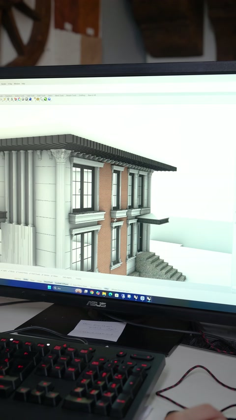 Cephe tasarımında tuğla yüzeyler ve dekoratif pencere çerçeveleri görülüyor