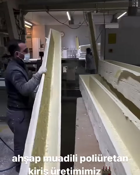 Çalışan uzun kirişin iç kanalını tezgâh yanında inceliyor
