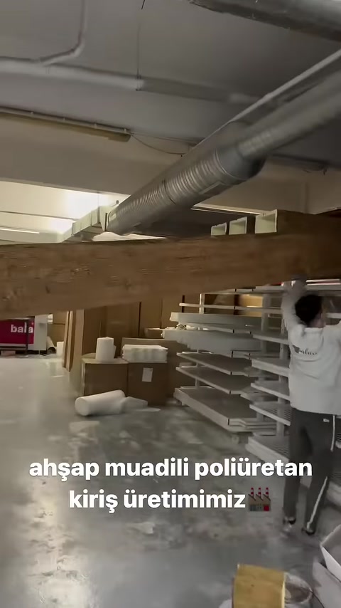 Ahşap görünümlü kiriş farklı dekoratif profiller arasında sergileniyor