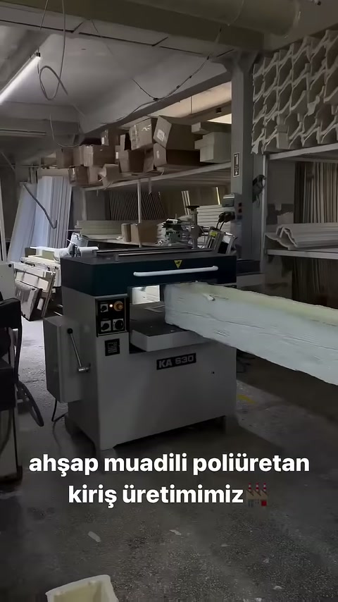Video, poliüretan mertek profilinin atölyedeki üretim sürecini gösteriyor.