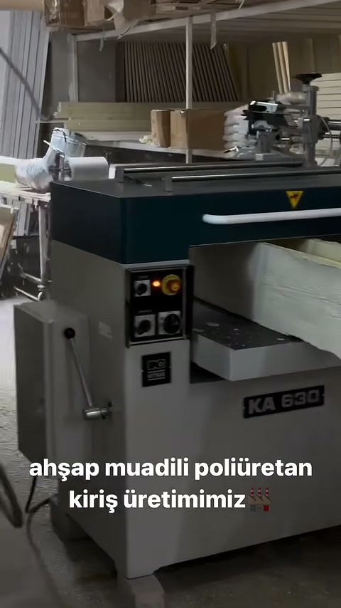 Poliüretan mertek gövdesi işleme ünitesine doğru uzatılıyor.