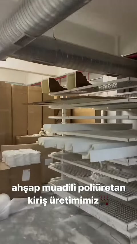 Tamamlanan kütük modeli depolama bölümündeki raflara yaklaştırılıyor.