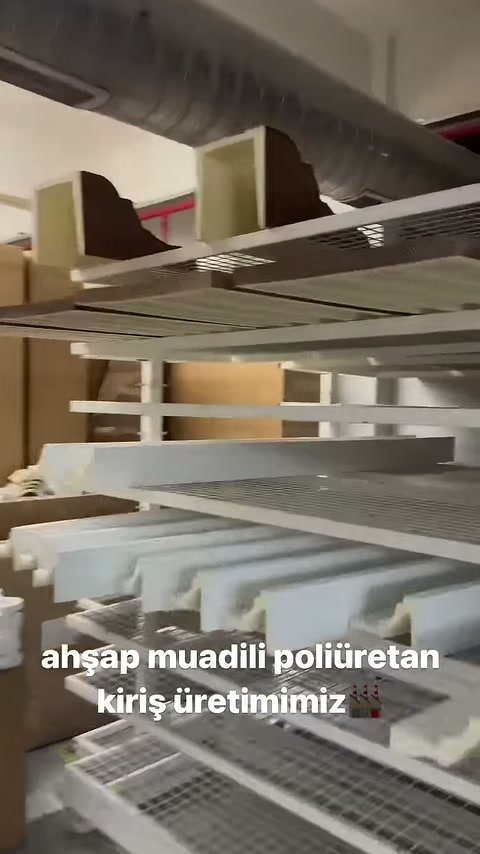 Farklı kesitlerdeki açık renkli poliüretan profiller raflarda sıralanıyor.