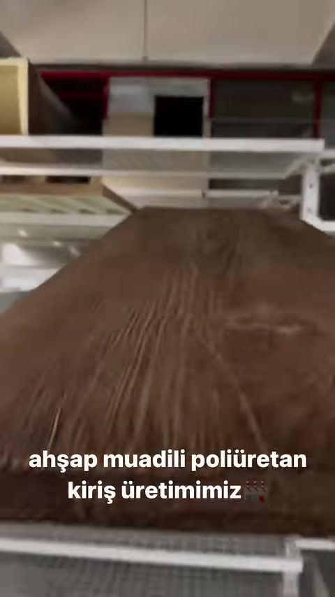 Kahverengi ahşap desenli kiriş raf önünde yakından inceleniyor.