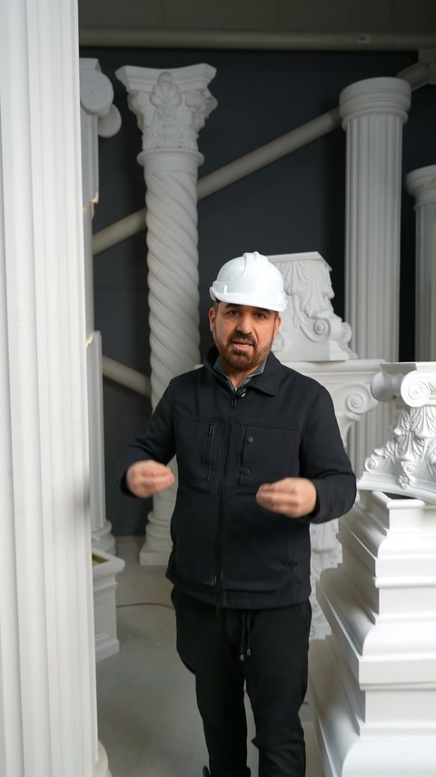 Sunucu, büyük yivli sütunun yanında ürün detaylarını elleriyle açıklıyor.
