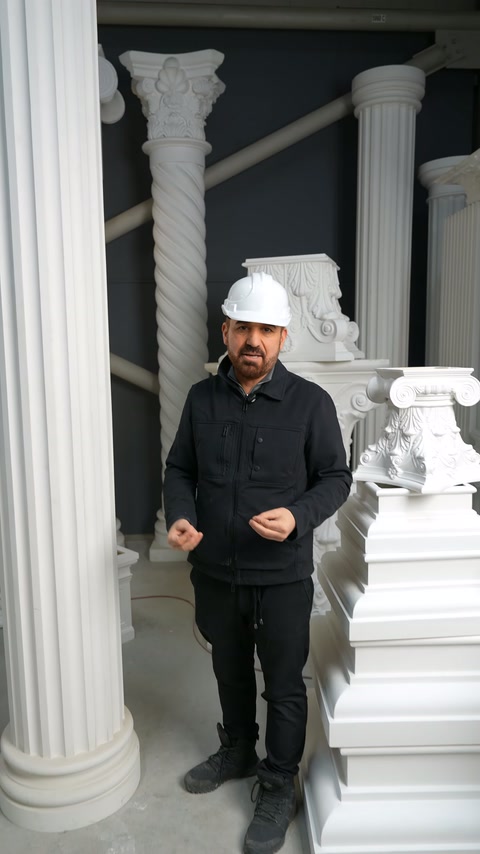 Sunucu, süslü başlıklar ve kaideler arasında küçük numune tutuyor.