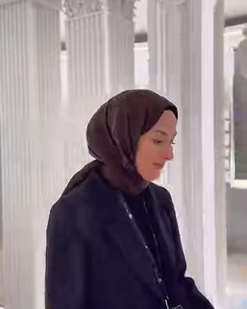 Yivli sütunlar ve dekoratif başlıklar showroom içinde sergileniyor