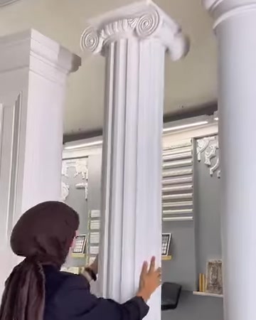 Volüt bezemeli sütun başlığı ve yivli gövde birlikte görülüyor