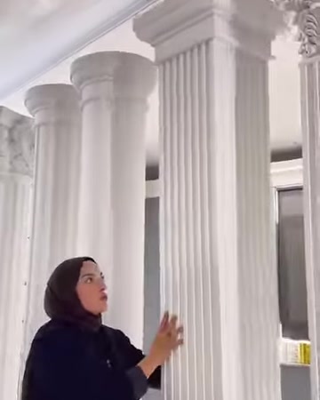 Geniş düz sütun gövdesi üst başlığıyla birlikte gösteriliyor