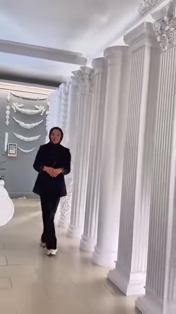 Yivli ve düz sütunların oluşturduğu sergi düzeni derinlemesine görülüyor.