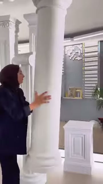Tanıtıcı, kare kaideli düz sütunun gövde yapısını sergi alanında açıklıyor.