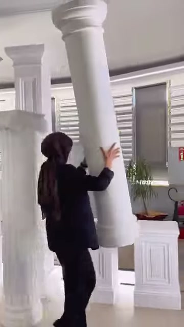 Düz silindirik sütun, katmanlı başlığı ve kare alt kaidesiyle tanıtılıyor.