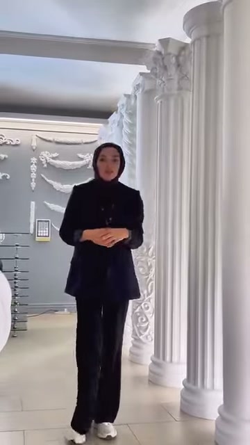 Sıralı dekoratif sütunlar, tanıtıcının iki yanında showroom düzeninde sergileniyor.