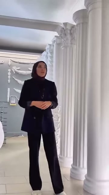 Yuvarlak ve köşeli sütun gövdeleri tanıtıcının arkasında ardışık sıralanıyor.