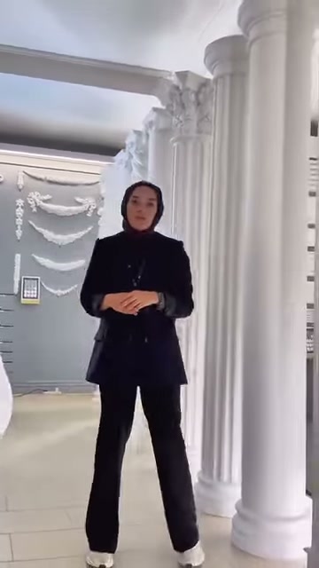 Tanıtıcı, dekoratif sütunların sergilendiği bölümde önden görüntüleniyor.