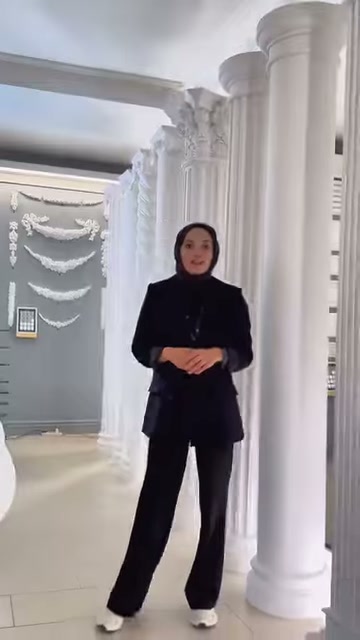 Klasik başlıklı sütunlar, aydınlık showroom içinde düzenli sıralar oluşturuyor.