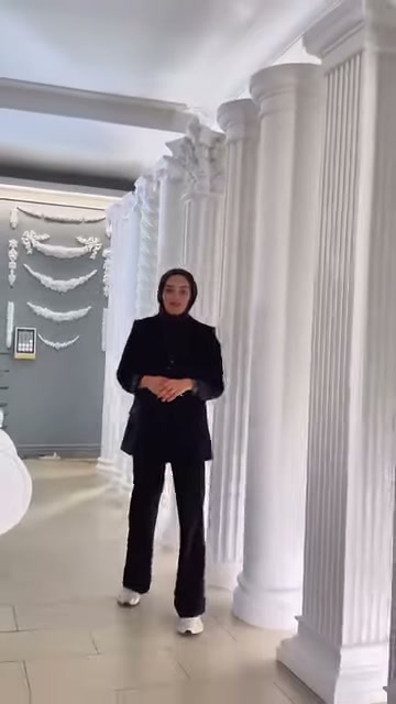 Beyaz sütun dizisinin farklı gövde kalınlıkları genel planda seçiliyor.