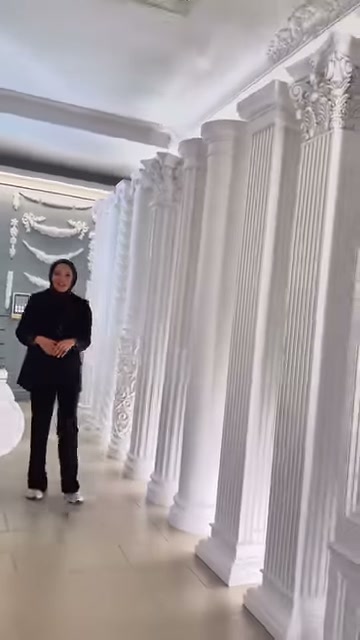 Uzun yivli sütunlar ve bezemeli başlıklar çapraz açıdan görüntüleniyor.