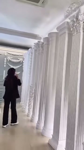 Tanıtıcı, sütun sırasının sonunda farklı başlık tasarımlarını inceliyor.