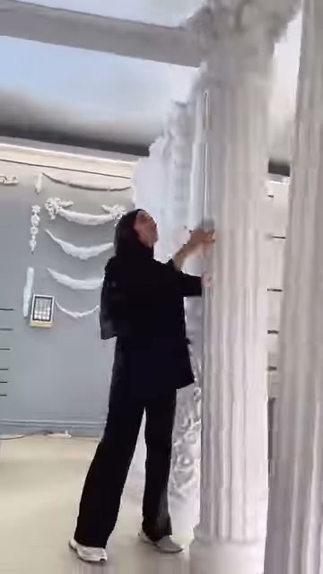 Kare başlıklı geniş yivli sütun, diğer modellerin önünde duruyor.