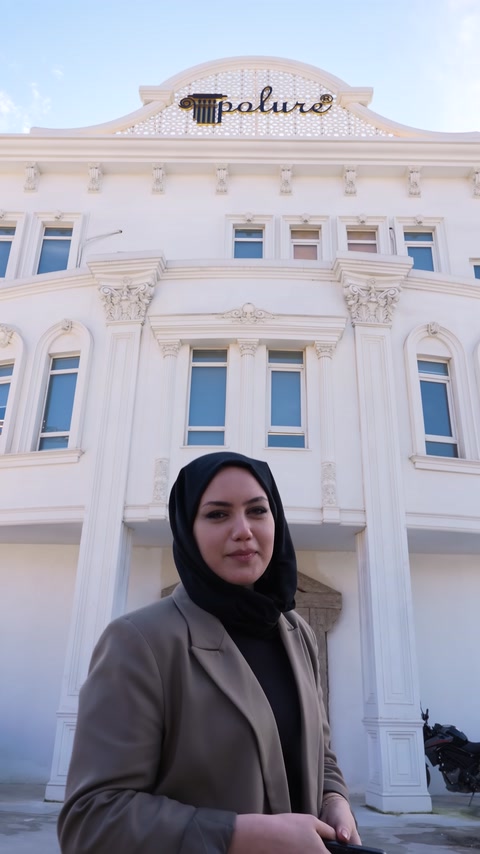 Dekoratif sütunlar ve cephe süsleri uygulanmış bina cephesi