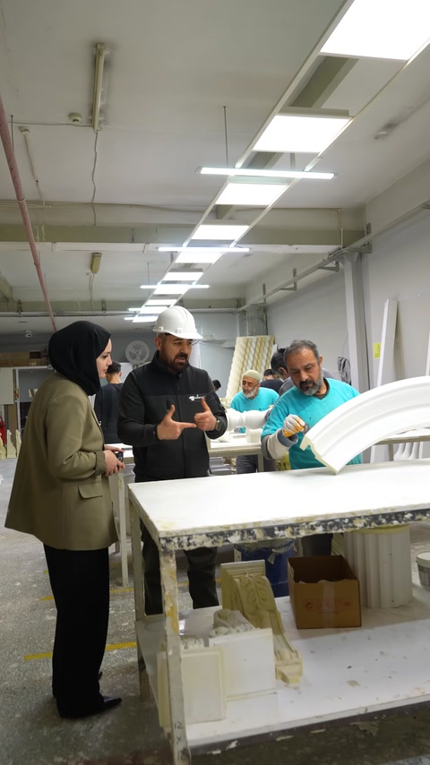 Kavisli dekoratif parça çalışma tezgahında kontrol ediliyor