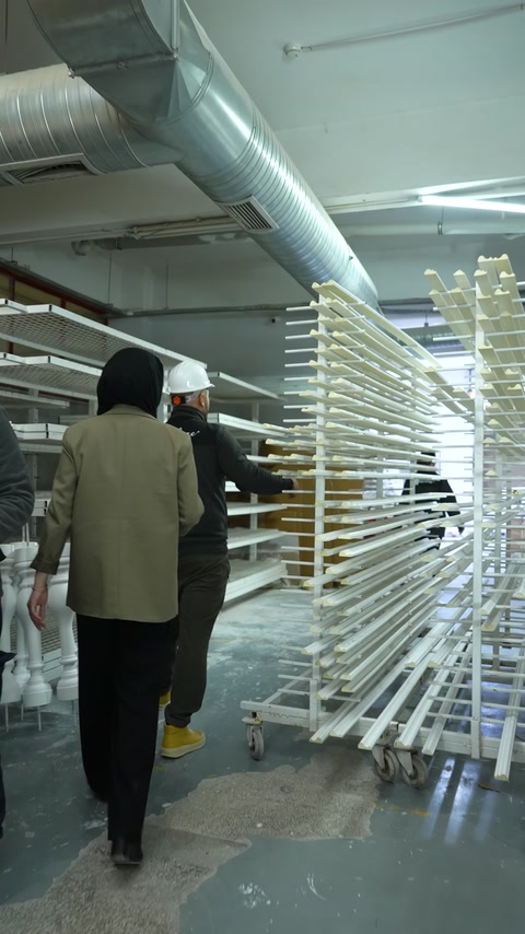 Uzun dekoratif profiller katlı raflarda düzenli biçimde bekletiliyor