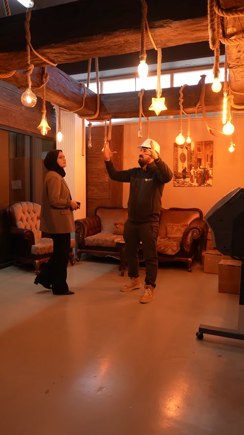 Aydınlatmalı showroom bölümünde dekorasyon uygulamaları birlikte inceleniyor